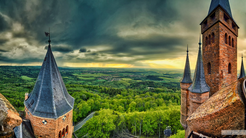 Burg-Hohenzollern-20-Wartturm-Pano-Markgrafenturm-Bischofsturm-Tal.jpg