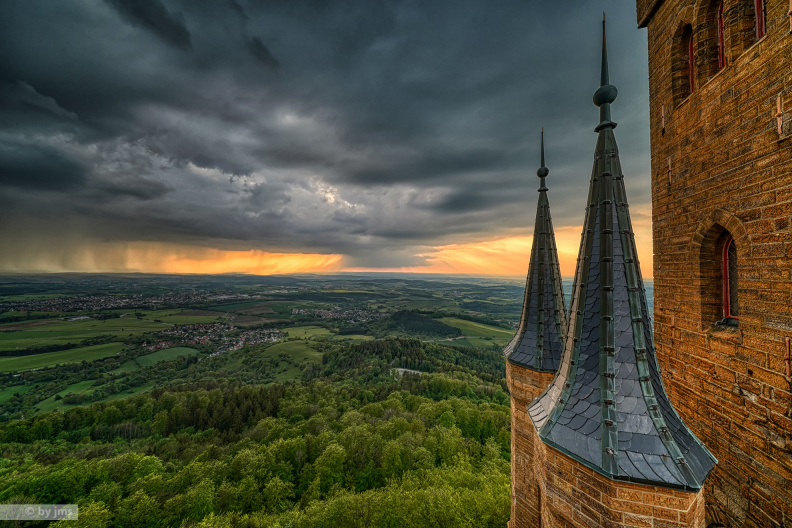 Burg-Hohenzollern-22-Wartturm-Bischofsturm-Gewitter.jpg